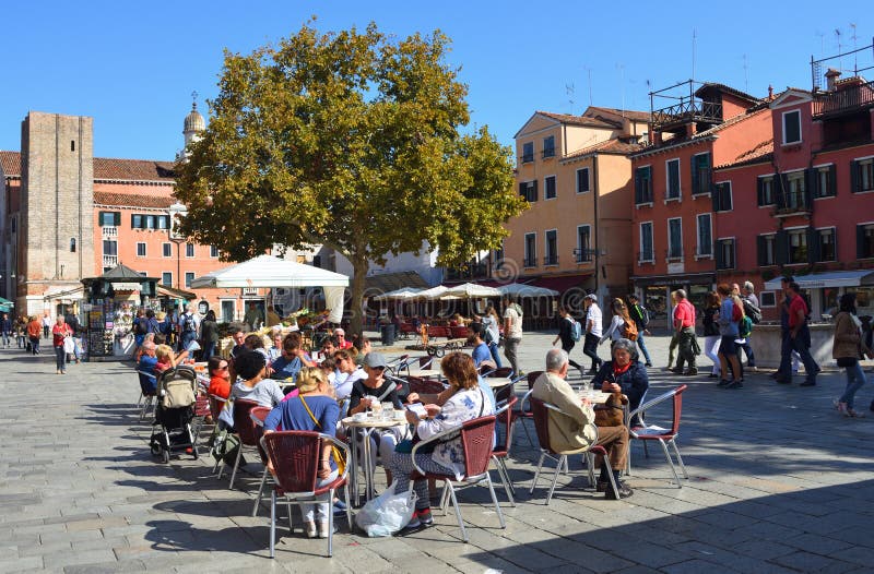 VENECIA, ITALIA - 26 DE SEPTIEMBRE DE 2017: Gente que goza del café en el Campo Santa Margherita Square en una parte más reservad fotografía de archivo VENECIA, ITALIA - 26 DE SEPTIEMBRE DE 2017: Gente que goza del café en el Campo Santa Margherita Square en una parte más reservad fotografía de archivo