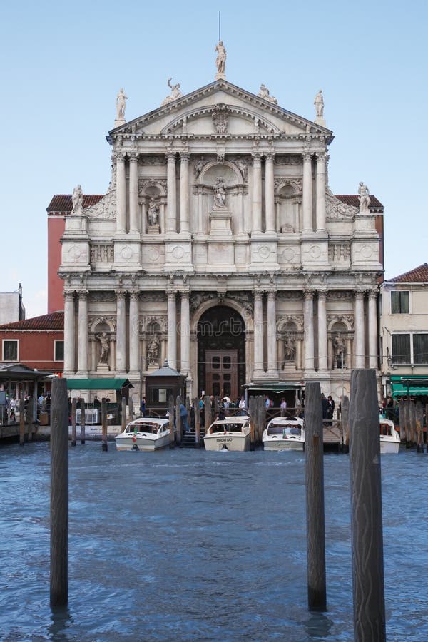 Venecia, Italia - mayo de 2016: Algunos yates en el canal delante de romano basílico imágenes de archivo libres de regalías Venecia, Italia - mayo de 2016: Algunos yates en el canal delante de romano basílico imágenes de archivo libres de regalías