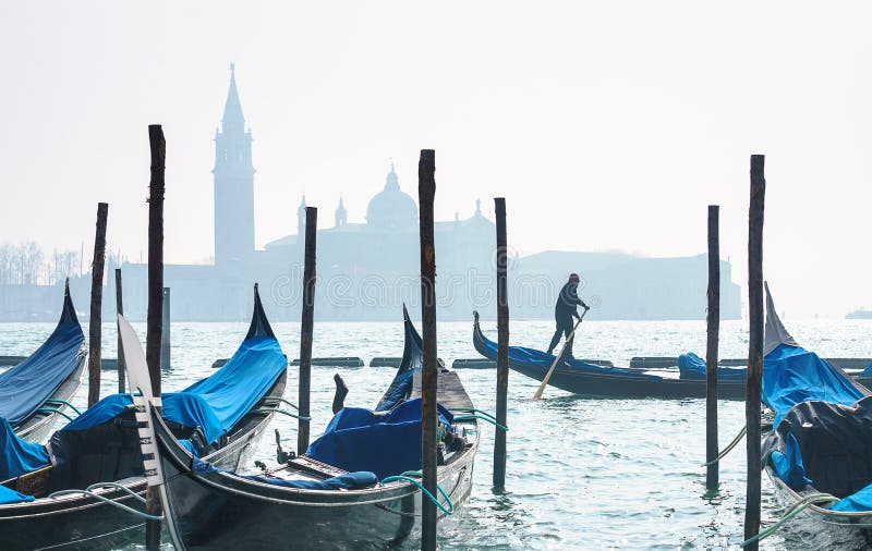 VENECIA, ITALIA - 02 23 2019: Panorama de Venecia con las góndolas agradables Imagen del paisaje urbano de la Plaza de San Marcos fotografía de archivo VENECIA, ITALIA - 02 23 2019: Panorama de Venecia con las góndolas agradables Imagen del paisaje urbano de la Plaza de San Marcos fotografía de archivo