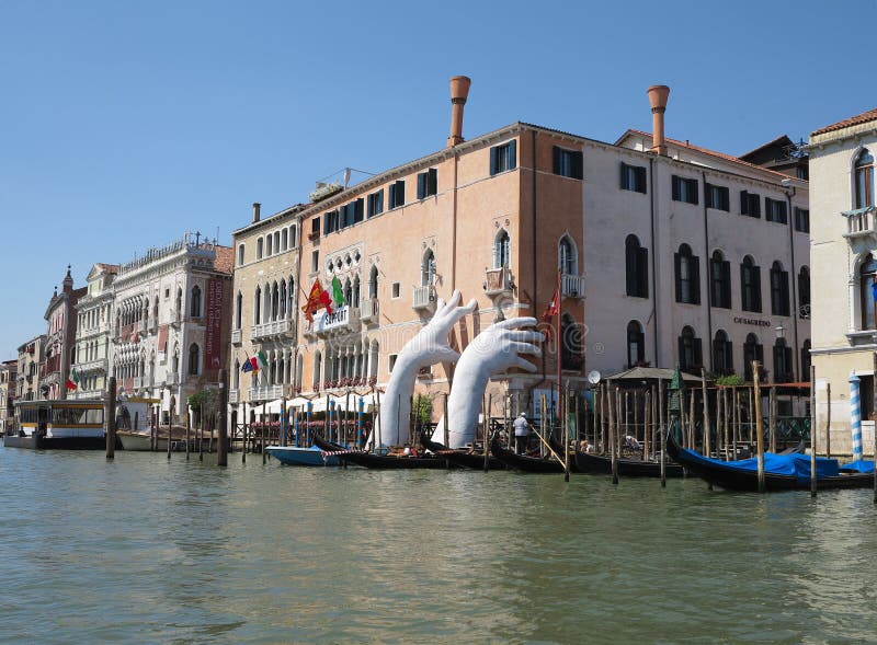 20 06 2017, Venedig, Italien: Ansicht von historischen Gebäuden und von Kanälen von der Gondel stockfotografie 20 06 2017, Venedig, Italien: Ansicht von historischen Gebäuden und von Kanälen von der Gondel stockfotografie