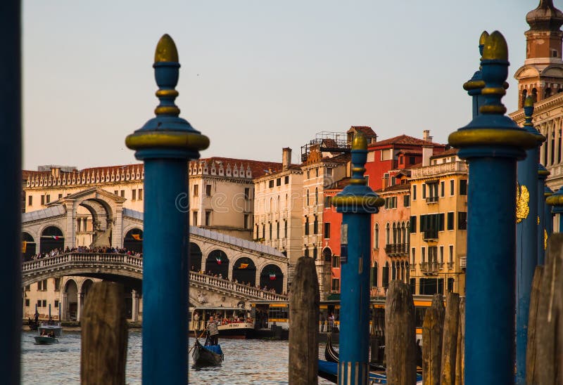 VENEDIG Italien - April 25, 2013: Venedig Grand Canal på solnedgången med den Rialto bron i bakgrund och typisk förtöjning arkivbilder VENEDIG Italien - April 25, 2013: Venedig Grand Canal på solnedgången med den Rialto bron i bakgrund och typisk förtöjning arkivbilder