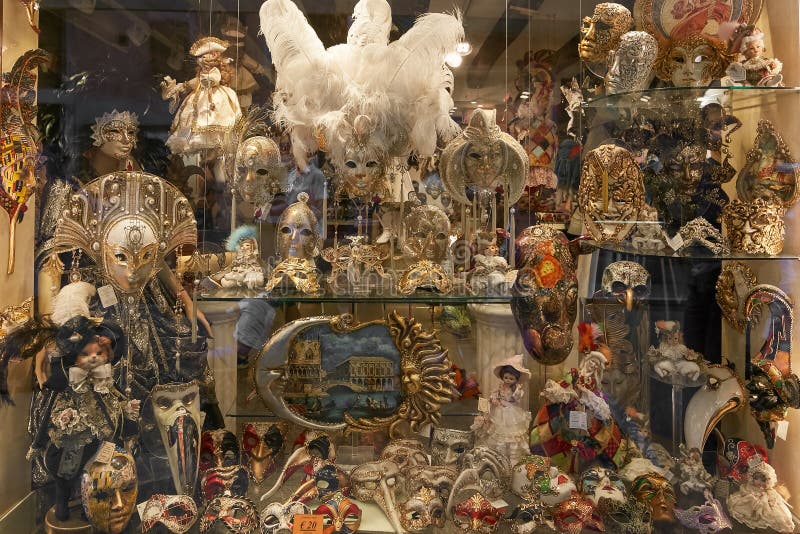 Venedig Italien - Augusti 14, 2017: Souvenir shoppar ställa ut med Venetian maskeringar royaltyfria foton Venedig Italien - Augusti 14, 2017: Souvenir shoppar ställa ut med Venetian maskeringar royaltyfria foton