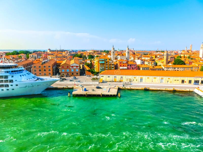 Venedig, Italien - 6. Juni 2015: Kreuzfahrtschiff-silberner Wind angekoppelt am Hafen stockfoto Venedig, Italien - 6. Juni 2015: Kreuzfahrtschiff-silberner Wind angekoppelt am Hafen stockfoto