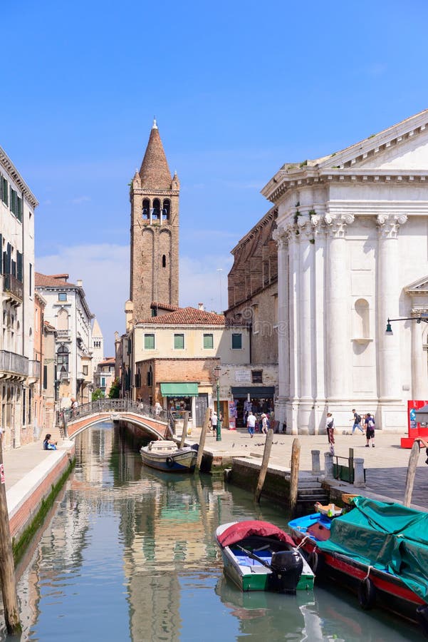 VENEDIG, ITALIEN - MAI 2017: Kanal mit Br?cken im Herzen von Venedig stockbilder VENEDIG, ITALIEN - MAI 2017: Kanal mit Br?cken im Herzen von Venedig stockbilder