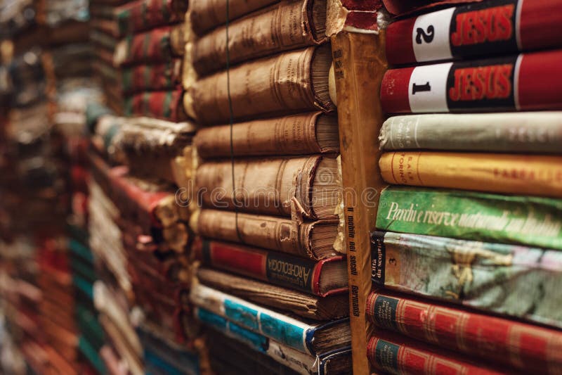 Venedig Italien März 2019: Aqua-Alta-Buchhandlung von zweite Handbüchern, aufgestellt am Kanaleingang lizenzfreies stockfoto Venedig Italien März 2019: Aqua-Alta-Buchhandlung von zweite Handbüchern, aufgestellt am Kanaleingang lizenzfreies stockfoto