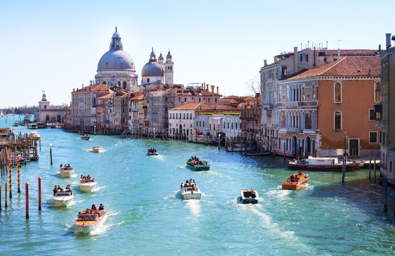 VENEDIG, ITALIEN - MÄRZ 28,2015: Kanal groß in Venedig, Italien, wie vom ` Accademia gesehen Ponte-engen Tals stockfotografie VENEDIG, ITALIEN - MÄRZ 28,2015: Kanal groß in Venedig, Italien, wie vom ` Accademia gesehen Ponte-engen Tals stockfotografie