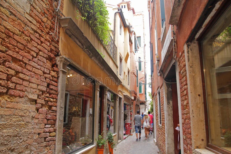 Venedig, Italien - September 04,2017: Sch?ne und bunte H?user an Venedig-Stadt mit blauem Himmel und Wolke stockfoto Venedig, Italien - September 04,2017: Sch?ne und bunte H?user an Venedig-Stadt mit blauem Himmel und Wolke stockfoto