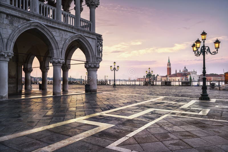 Venedig-Markstein bei der Dämmerung, beim Marktplatz San Marco, Doge-Palast und bei San G lizenzfreie stockbilder Venedig-Markstein bei der Dämmerung, beim Marktplatz San Marco, Doge-Palast und bei San G lizenzfreie stockbilder