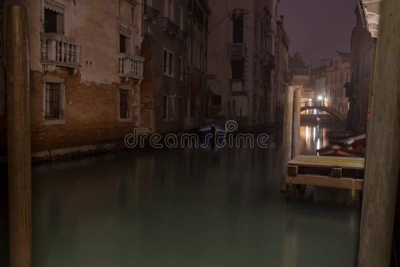 Venedig nachts, weg von den touristischen Wegen lizenzfreie stockfotos Venedig nachts, weg von den touristischen Wegen lizenzfreie stockfotos