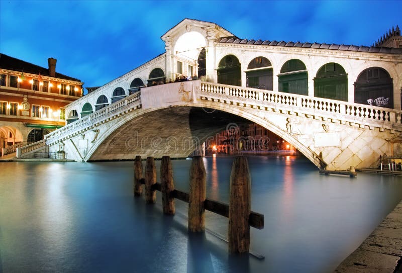 Venedig- - Rialtobrücke an der Dämmerung, Italien stockfoto Venedig- - Rialtobrücke an der Dämmerung, Italien stockfoto