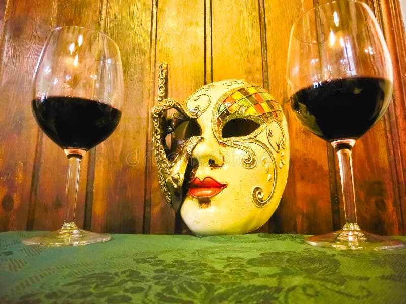 Шампанское венецианская маска
