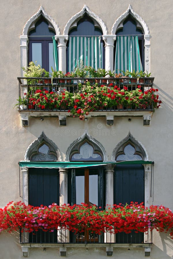 Typické windows Benátok s balkónom a kvety.