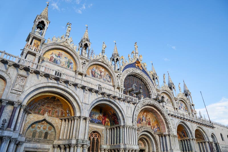 Venetië, de voorgevel van de het Tekenbasiliek van Heilige, blauwe hemel in Italië stock afbeelding Venetië, de voorgevel van de het Tekenbasiliek van Heilige, blauwe hemel in Italië stock afbeelding