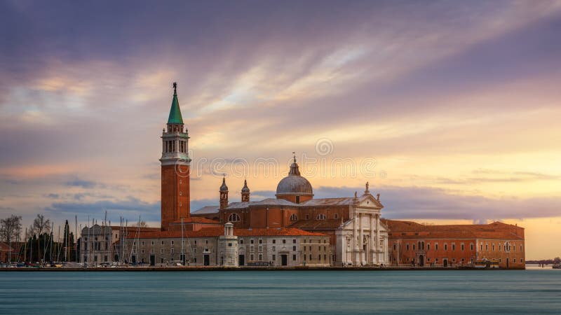 Venetië die naar San Giorgio Maggiore kijkt vanuit de buurt van St Mark's Square in Italië Venetië Canal Grande with San Giorgio stock afbeeldingen Venetië die naar San Giorgio Maggiore kijkt vanuit de buurt van St Mark's Square in Italië Venetië Canal Grande with San Giorgio stock afbeeldingen