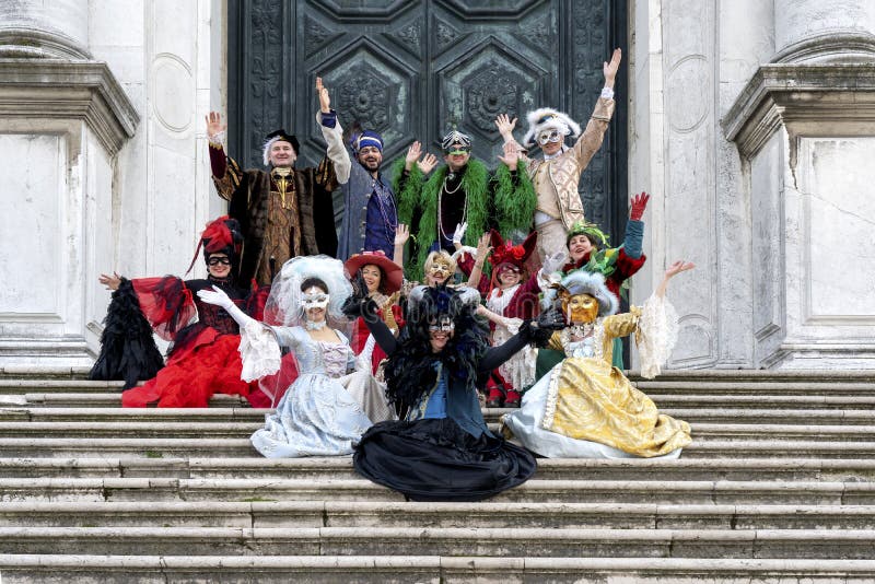 Venetië, Italië: 26 februari 2019 : Carnavalmasker Mensen in maskers en kostuums op Venetiaanse carnaval Kleurstofvaten op een