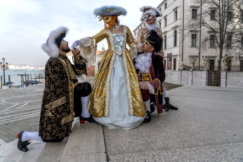 Venetië, Italië: 26 februari 2019 : Carnavalmasker Mensen in maskers en kostuums op Venetiaanse carnaval Kleurstofvaten op een