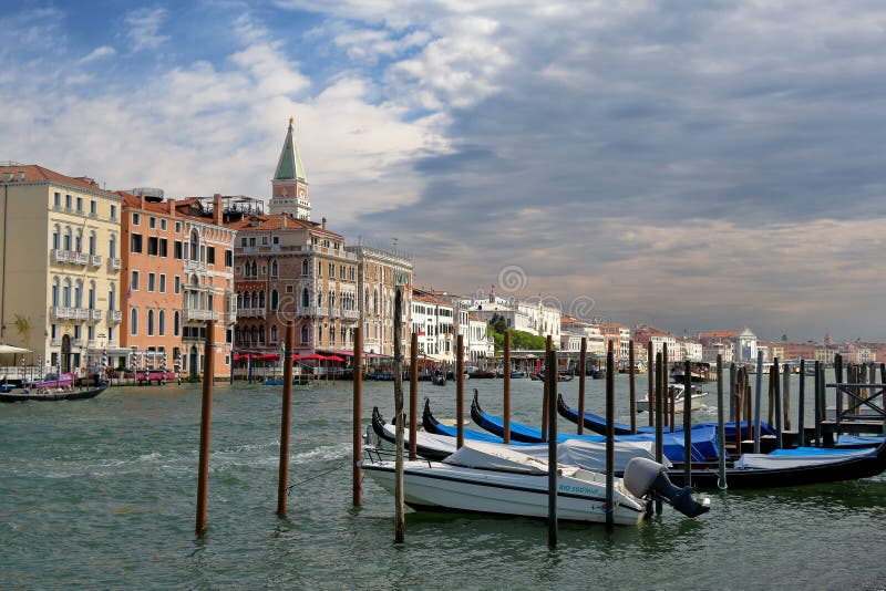 Venetië, Italië Geparkeerde motorboot en gondels op een rij royalty-vrije stock foto Venetië, Italië Geparkeerde motorboot en gondels op een rij royalty-vrije stock foto
