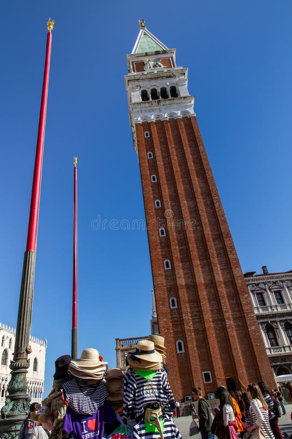 VENETIË, Italië, San Marco Square met Klokketoren, Toeristen en Herinneringen, in het Zonlicht royalty-vrije stock afbeelding VENETIË, Italië, San Marco Square met Klokketoren, Toeristen en Herinneringen, in het Zonlicht royalty-vrije stock afbeelding