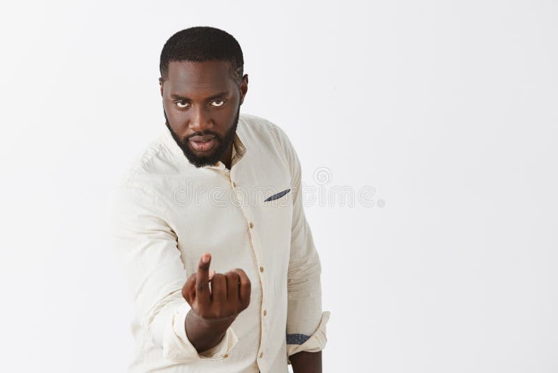 Venez plus étroitement Portrait de type beau et sûr à l'air sérieux d'Afro-américain avec la barbe dans la chemise blanche à la m photos libres de droits Venez plus étroitement Portrait de type beau et sûr à l'air sérieux d'Afro-américain avec la barbe dans la chemise blanche à la m photos libres de droits