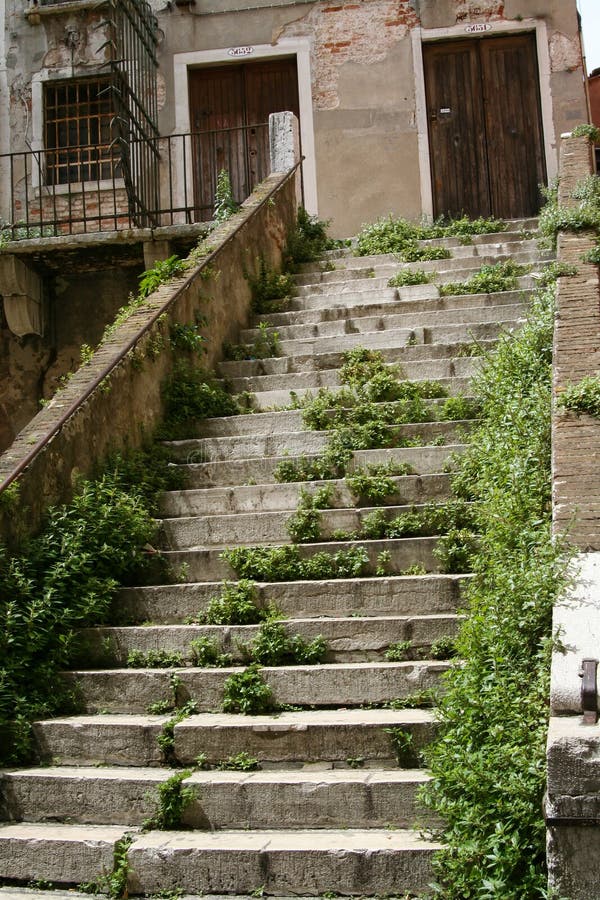 Veneza, escadaria abandonada do palácio foto de stock Veneza, escadaria abandonada do palácio foto de stock