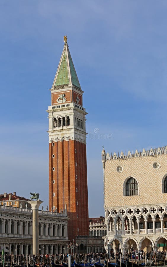 Veneza, Itália - 31 de dezembro de 2015: Torre de sino alta de St Mark imagem de stock royalty free Veneza, Itália - 31 de dezembro de 2015: Torre de sino alta de St Mark imagem de stock royalty free
