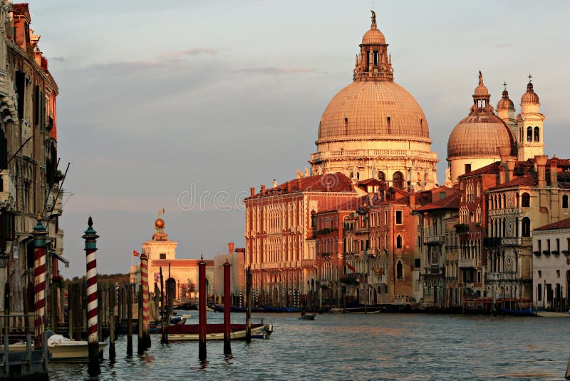 Venezia edifici su un lato e l'altra del Canal grande.