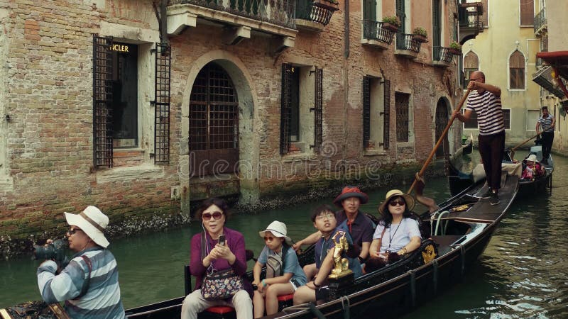 VENEZIA, ITALIA - 8 AGOSTO 2017 Famiglia asiatica che prende un giro su una gondola veneziana famosa stock footage VENEZIA, ITALIA - 8 AGOSTO 2017 Famiglia asiatica che prende un giro su una gondola veneziana famosa stock footage