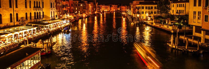 VENEZIA, ITALIA - 19 AGOSTO 2016: Vista panoramica sul paesaggio urbano di Grand Canal il 19 agosto 2016 a Venezia, Italia fotografie stock libere da diritti VENEZIA, ITALIA - 19 AGOSTO 2016: Vista panoramica sul paesaggio urbano di Grand Canal il 19 agosto 2016 a Venezia, Italia fotografie stock libere da diritti