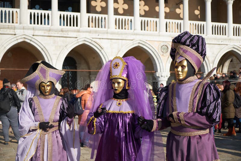 Venezia, Italia - 10 febbraio 2018: La gente nelle maschere e costumi al carnevale di Venezia immagine stock Venezia, Italia - 10 febbraio 2018: La gente nelle maschere e costumi al carnevale di Venezia immagine stock