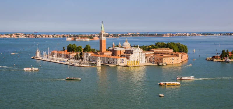 Venezia, Italia - 27 giugno 2014: Vista panoramica dal campanile di St Mark sull'isola e sulla chiesa di San Giorgio Maggiore fotografia stock Venezia, Italia - 27 giugno 2014: Vista panoramica dal campanile di St Mark sull'isola e sulla chiesa di San Giorgio Maggiore fotografia stock