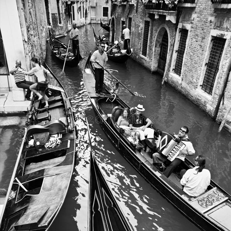 Venezia, Italia - 30 giugno 2009: Vita a Venezia, viaggiante dal governo della Nigeria fotografia stock libera da diritti Venezia, Italia - 30 giugno 2009: Vita a Venezia, viaggiante dal governo della Nigeria fotografia stock libera da diritti