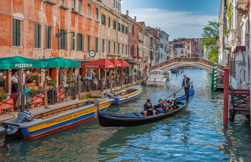 VENEZIA, ITALIA - il 06 giugno: Gondole a Grand Canal a Venezia