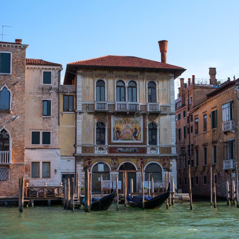 Venezia, Italia - 7 maggio 2018: Facciata del Palazzo Salviati su Grand Canal, Venezia Sulla parete della costruzione è immagini stock libere da diritti Venezia, Italia - 7 maggio 2018: Facciata del Palazzo Salviati su Grand Canal, Venezia Sulla parete della costruzione è immagini stock libere da diritti
