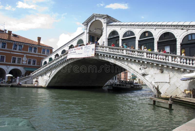 Venezia, Italia - Marzo 1, 2019 un giovane vestito con un costume Arlequin  durante il Carnevale di Venezia Foto stock - Alamy