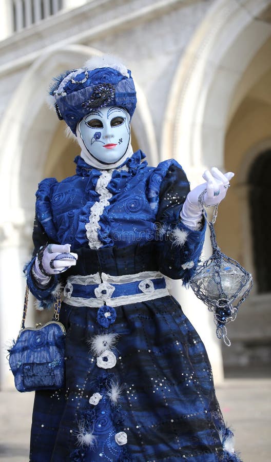 Venezia VE, Italien - Februari 5, 2018: Maskering av den blåa kvinnan på Sai arkivfoton Venezia VE, Italien - Februari 5, 2018: Maskering av den blåa kvinnan på Sai arkivfoton
