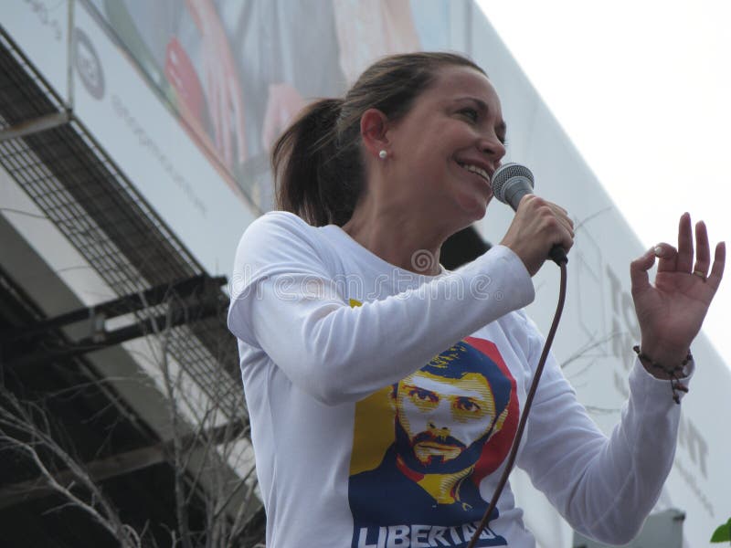 Venezuelansk oppositionsledare Maria Corina Machado som ger ett anförande under sit-in i April 2017 Caracas Venezuela royaltyfria bilder