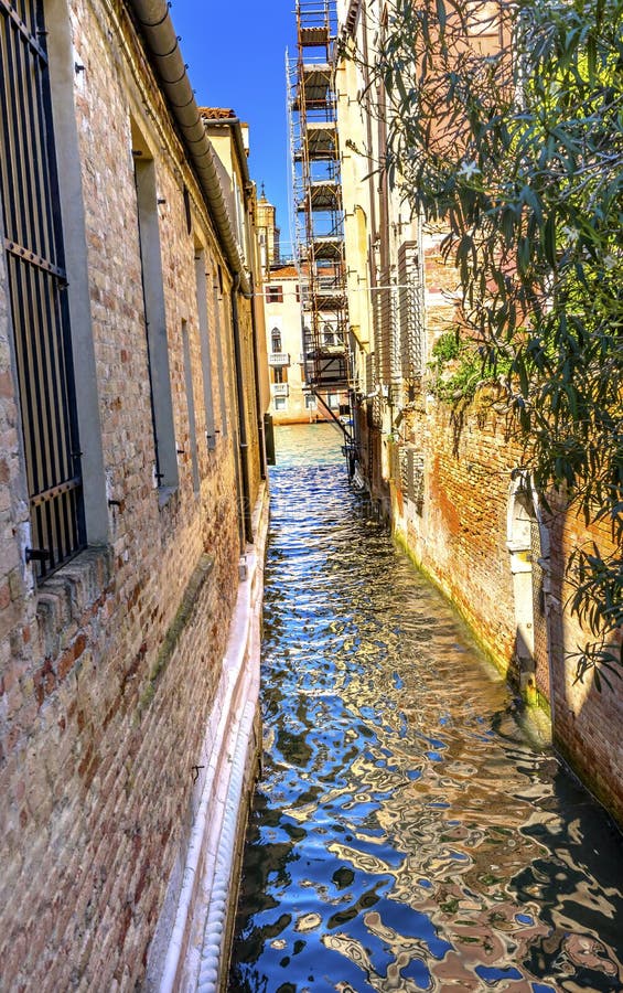 Veneția canalului lateral colorat, Italia stock photos