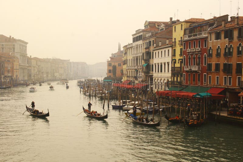 Gondoly plávajúce na kanáloch Benátky, Taliansko.