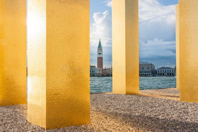 D'oro scultura da elastico il sole, un.