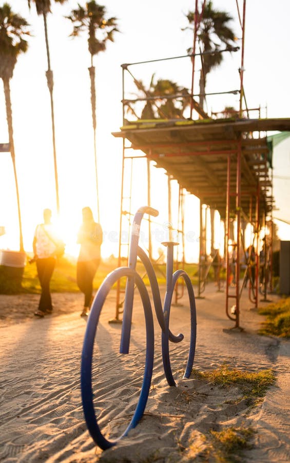 Venice Beach Boardwalk con Metal Bike Statue Arte Moderna in primo piano al tramonto con gente che cammina fotografia stock Venice Beach Boardwalk con Metal Bike Statue Arte Moderna in primo piano al tramonto con gente che cammina fotografia stock