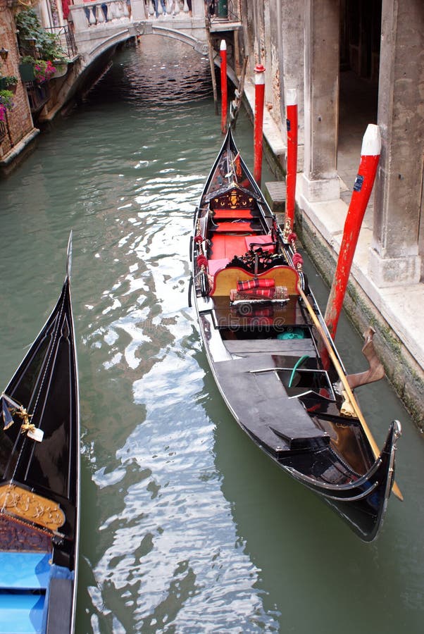 Venice: gondola traffic