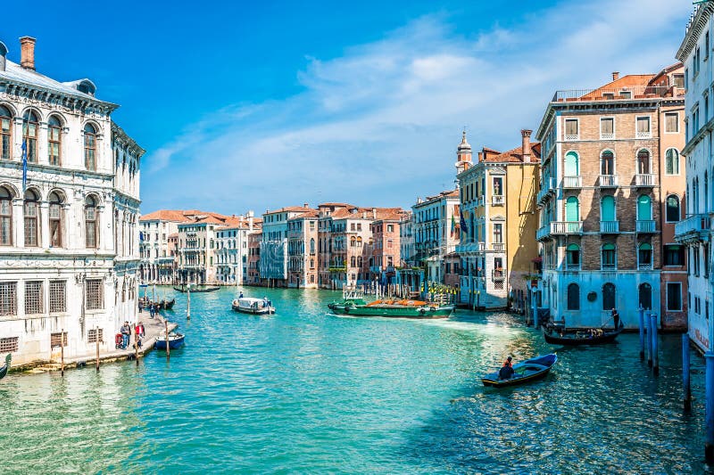 Antichi palazzi che si affacciano sul Canal Grande a Venezia, Italia.