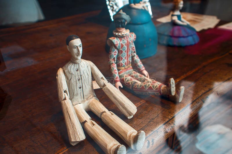 VENICE, ITALY - OCTOBER 8 , 2017: Pierrot and harlequin, a wooden doll in a shop window