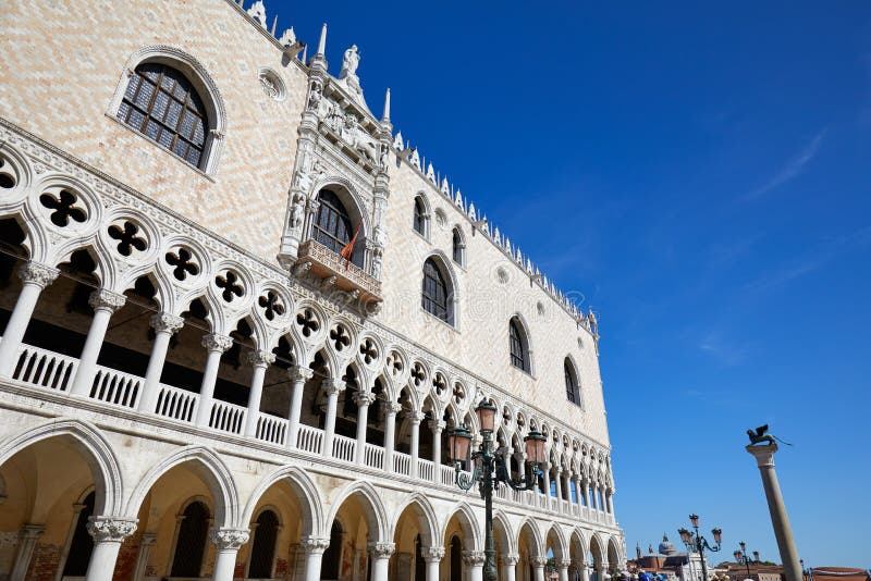 Venise, façade blanche de palais de doge et statue de lion de San Marco, Italie images stock Venise, façade blanche de palais de doge et statue de lion de San Marco, Italie images stock