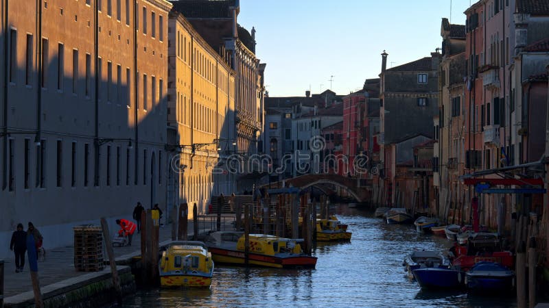 Venise Italie 18 janvier 2025 : ambulance jaune clips vidéos