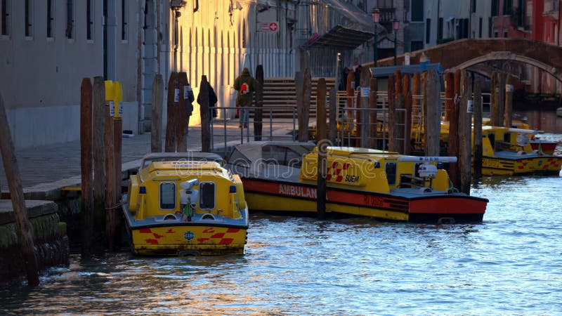 Venise Italie 18 janvier 2025 : ambulance jaune clips vidéos