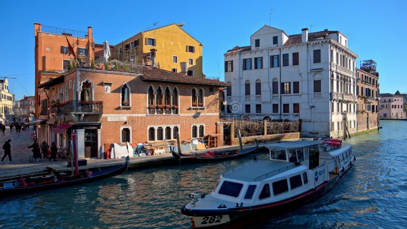 Venise Italie 10 janvier 2025 : Bateau en marche banque de vidéos