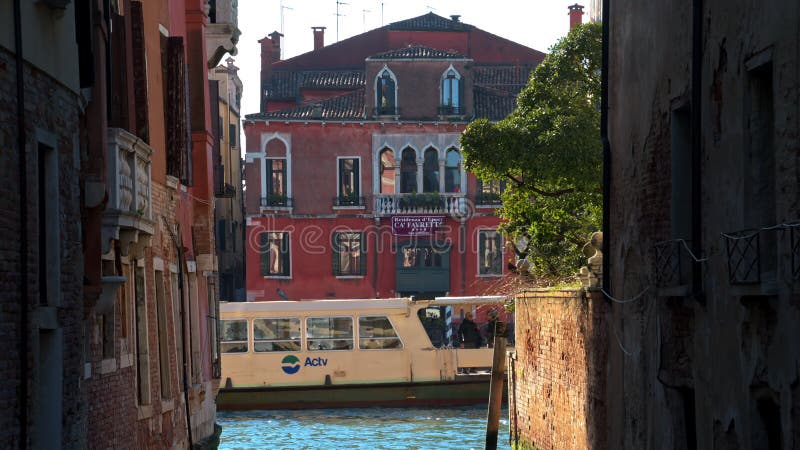 Venise Italie 18 janvier 2025 : Bateau plein de pois banque de vidéos