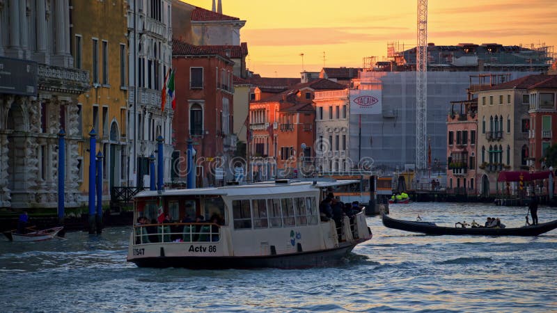 Venise Italie 10 janvier 2025 : Bateaux en mouvement banque de vidéos