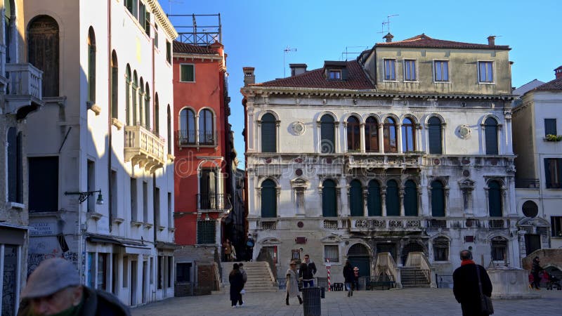 Venise Italie 18 janvier 2025 : Des gens qui marchent clips vidéos